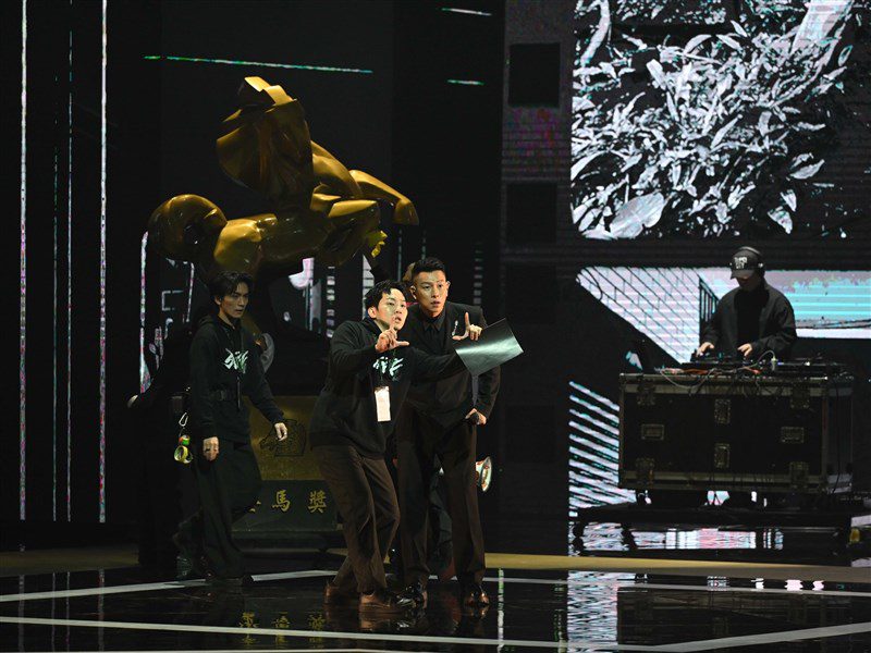 頑童嗨唱金馬62 開場影片翻玩「96分鐘」 頑童嗨唱金馬62 開場影片翻玩「96分鐘」