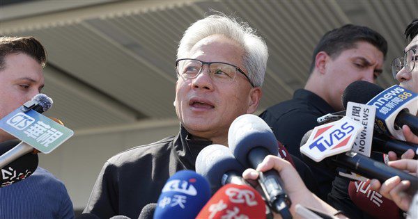 輝達黃仁勳下午飛抵台灣 直奔台南訪台積電3奈米廠 輝達黃仁勳下午飛抵台灣 直奔台南訪台積電3奈米廠