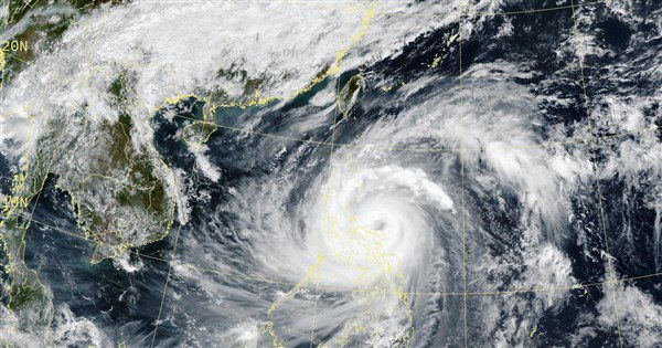 超級颱風鳳凰預計深夜登陸菲律賓 10萬人大撤離 超級颱風鳳凰預計深夜登陸菲律賓 10萬人大撤離