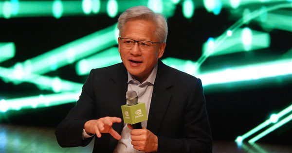 黃仁勳示警：美國束縛產業  AI競賽恐輸中國
