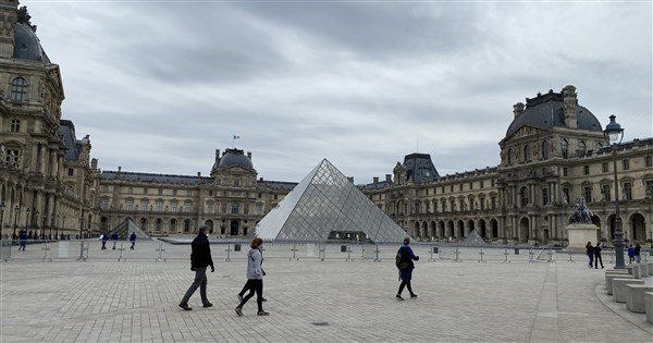 法文化部長:羅浮宮低估風險 年底前更新防盜措施 法文化部長:羅浮宮低估風險 年底前更新防盜措施