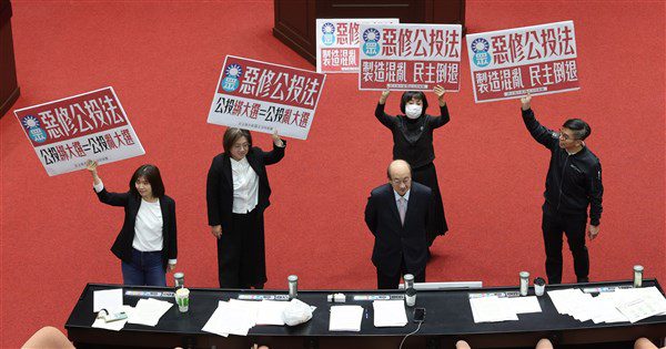 立院三讀 在野黨人數優勢表決通過恢復公投綁大選 立院三讀 在野黨人數優勢表決通過恢復公投綁大選