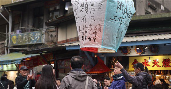 十分菁桐平溪3站鐵軌區放天燈 台鐵擬最快29日起試辦開放 | 生活 | 中央社 CNA 十分菁桐平溪3站鐵軌區放天燈 台鐵擬最快29日起試辦開放 | 生活 | 中央社 CNA