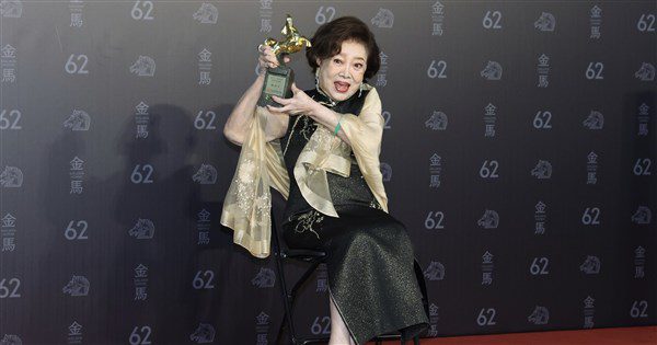 陳淑芳獲金馬終身成就獎 淚喊心中有愛無年齡顧忌 陳淑芳獲金馬終身成就獎 淚喊心中有愛無年齡顧忌