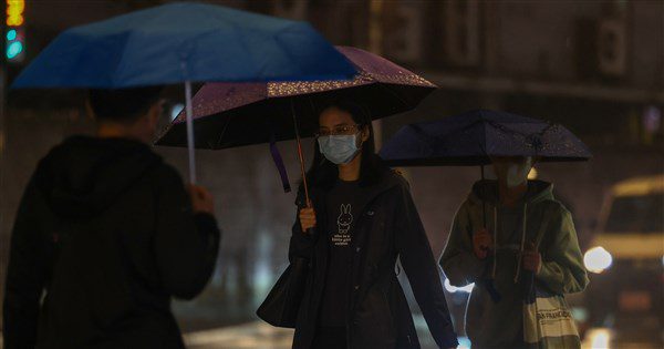 晚間水氣增桃園以北防短暫雨 28日低溫探15度 | 生活 | 中央社 CNA 晚間水氣增桃園以北防短暫雨 28日低溫探15度 | 生活 | 中央社 CNA