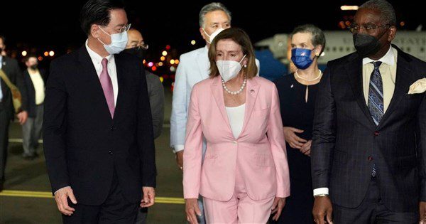 裴洛西不拚連任 感謝影片見專機夜間抵台、獲頒勳章 裴洛西不拚連任 感謝影片見專機夜間抵台、獲頒勳章