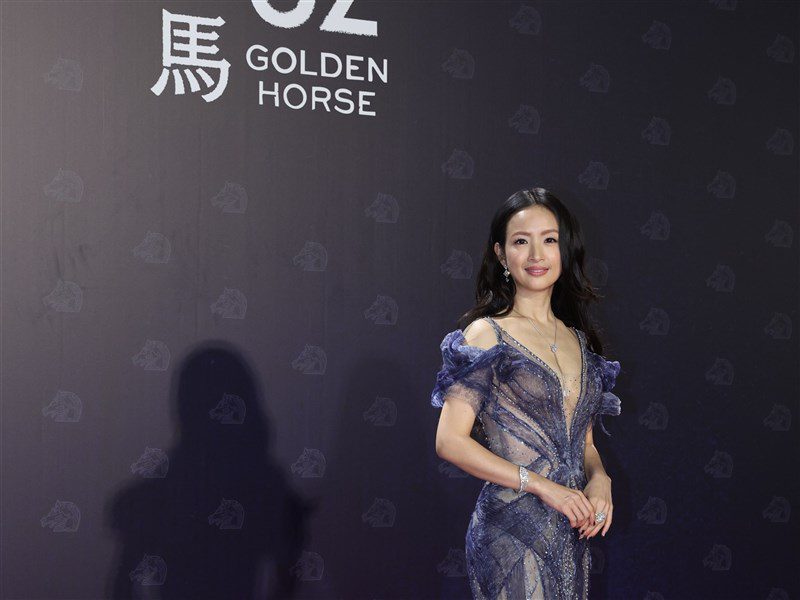 林依晨金馬紅毯驚艷美人魚 張震拜拜求糖盼奪影帝 林依晨金馬紅毯驚艷美人魚 張震拜拜求糖盼奪影帝