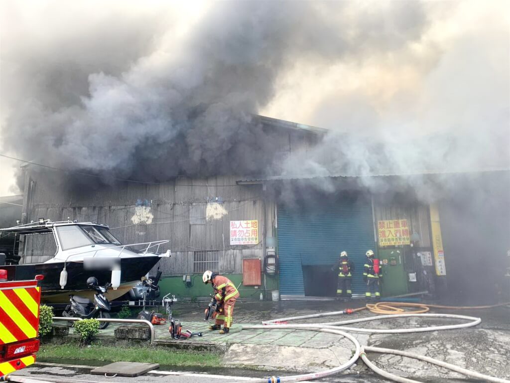 新北柑園國小遭火警波及 7日停課1天校舍待修 新北柑園國小遭火警波及 7日停課1天校舍待修