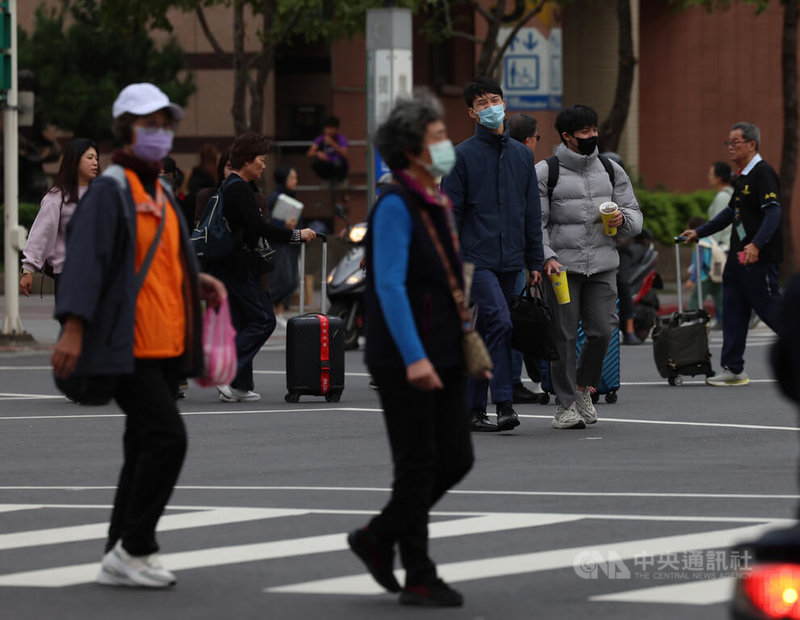 氣象署表示，28日受東北季風影響，各地低溫約攝氏14、15度。圖為台北市街頭民眾戴著口罩。中央社記者張新偉攝　114年11月27日