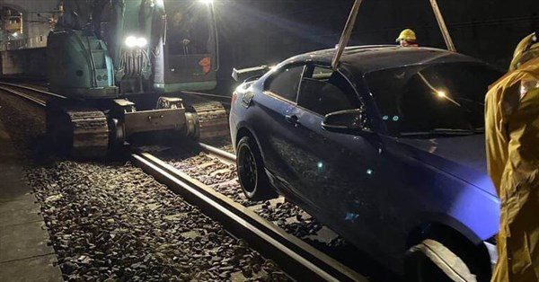 車闖基隆站鐵軌毀損設備 台鐵12列車縮駛、2停駛 | 生活 | 中央社 CNA 車闖基隆站鐵軌毀損設備 台鐵12列車縮駛、2停駛 | 生活 | 中央社 CNA