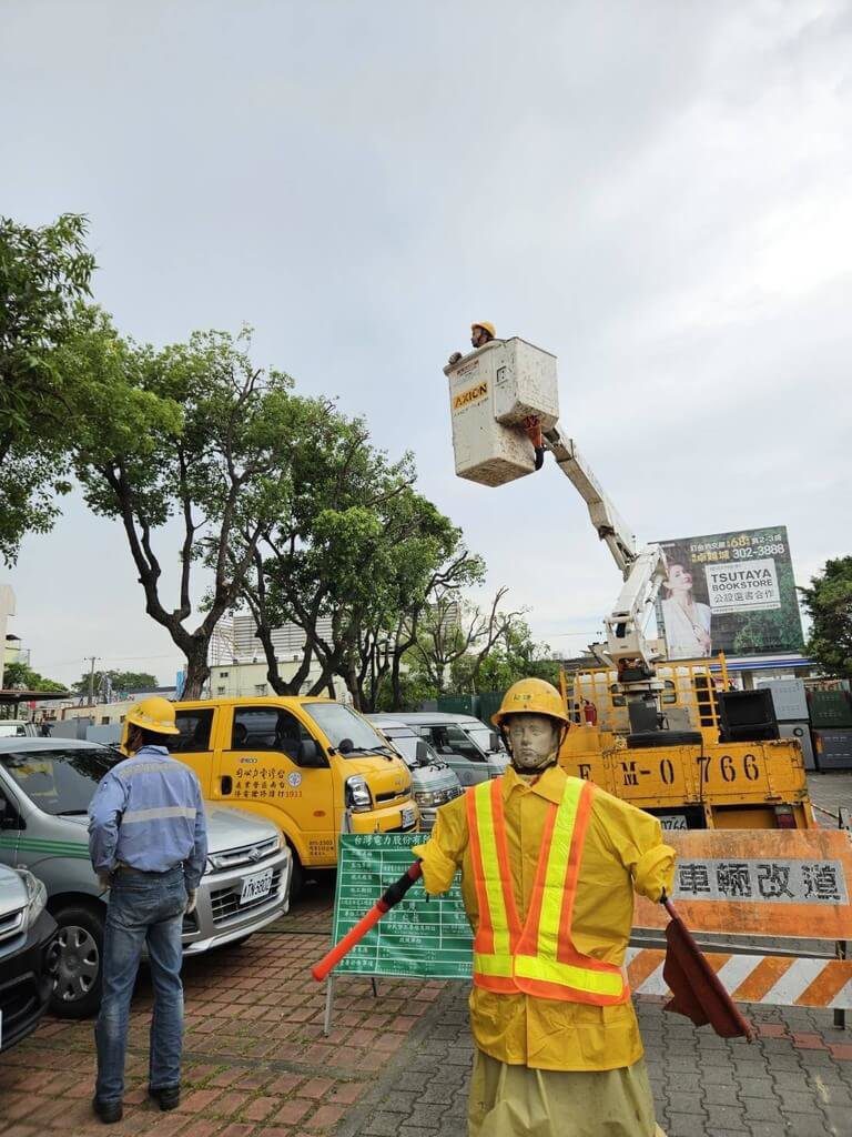 颱風鳳凰逼近 台電台南區處加強樹修礙洗戒備 颱風鳳凰逼近 台電台南區處加強樹修礙洗戒備