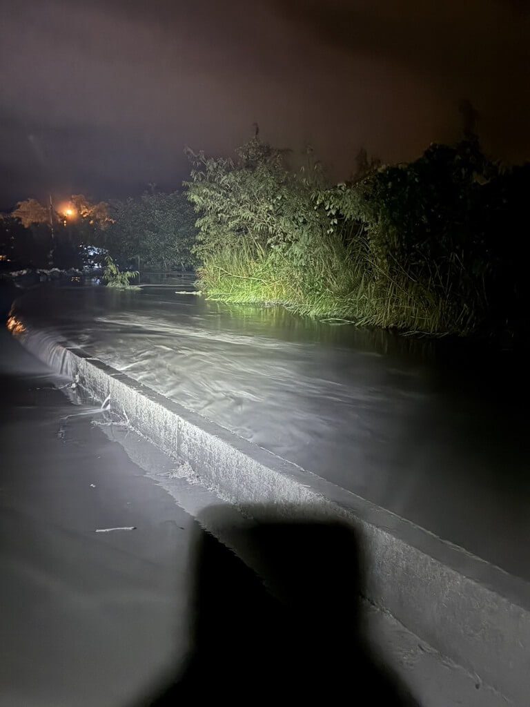 馬太鞍溪水暴漲沖入左岸萬榮明利村 恐影響鐵路 馬太鞍溪水暴漲沖入左岸萬榮明利村 恐影響鐵路