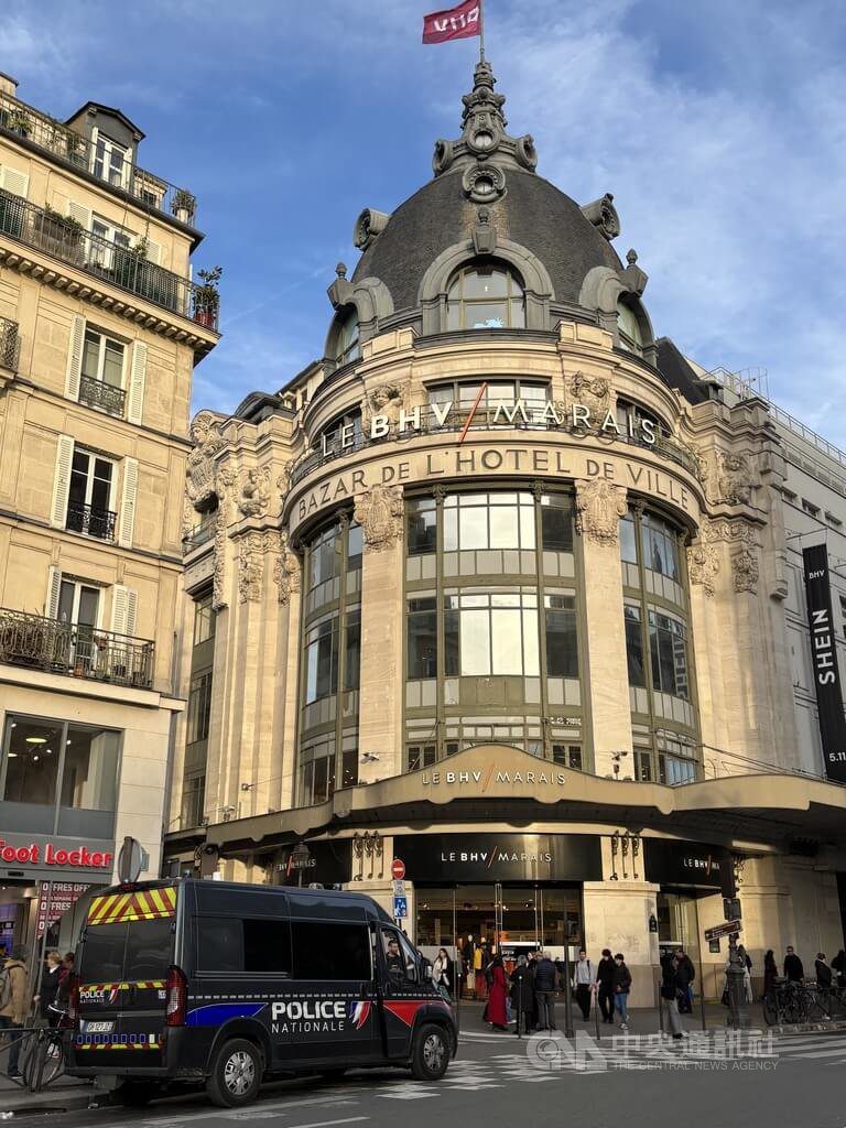 Shein巴黎開幕前夕大作廣告 商場周圍顯有警力部署 Shein巴黎開幕前夕大作廣告 商場周圍顯有警力部署