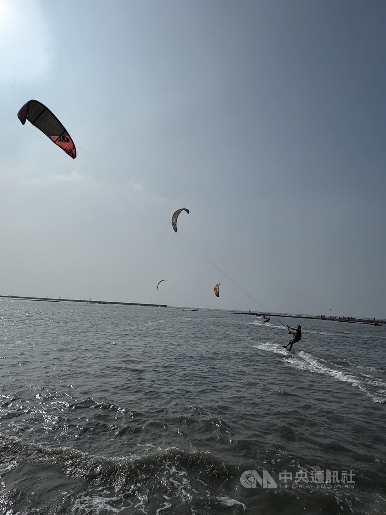 雲林風箏衝浪公開賽登場 210名選手競技 雲林風箏衝浪公開賽登場 210名選手競技