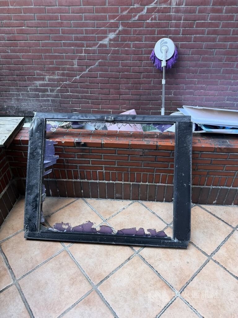 台北大安區舊大樓窗戶遭強風吹落 警助排除危機 台北大安區舊大樓窗戶遭強風吹落 警助排除危機