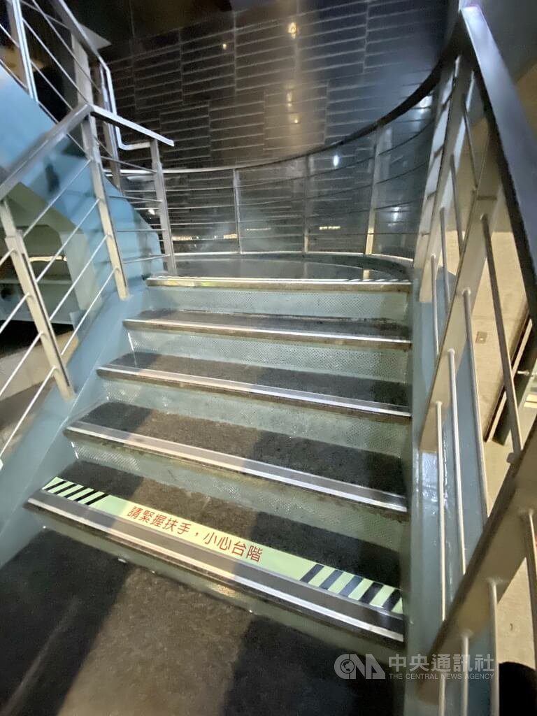 市府大廳樓梯陡婦人重摔 新北增燈光貼警語示警 市府大廳樓梯陡婦人重摔 新北增燈光貼警語示警