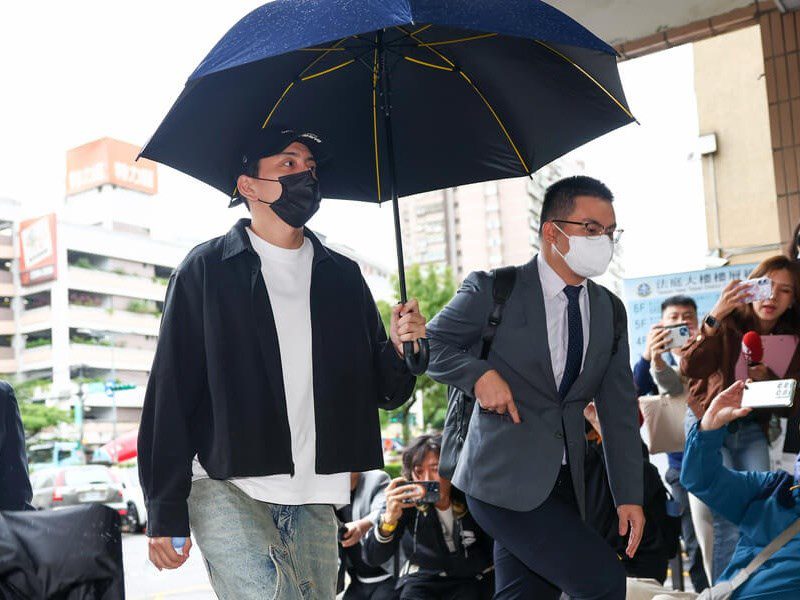 王大陸出庭稱無知犯錯 鞠躬認罪盼從輕量刑 王大陸出庭稱無知犯錯 鞠躬認罪盼從輕量刑