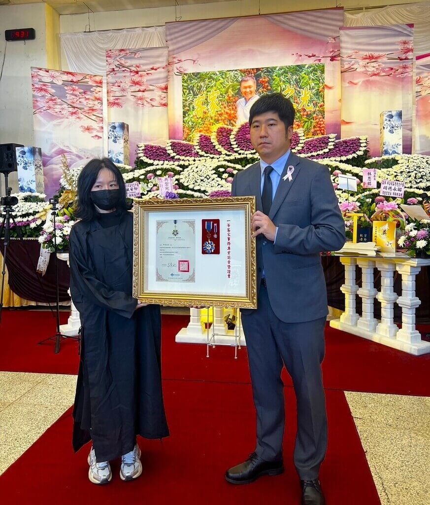 致敬客家流行音樂推手 客委會頒旌揚狀追思邱從容 致敬客家流行音樂推手 客委會頒旌揚狀追思邱從容