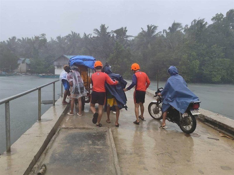 鳳凰颱風襲菲 居民:浪拍打防波堤感覺地面都在震 鳳凰颱風襲菲 居民:浪拍打防波堤感覺地面都在震