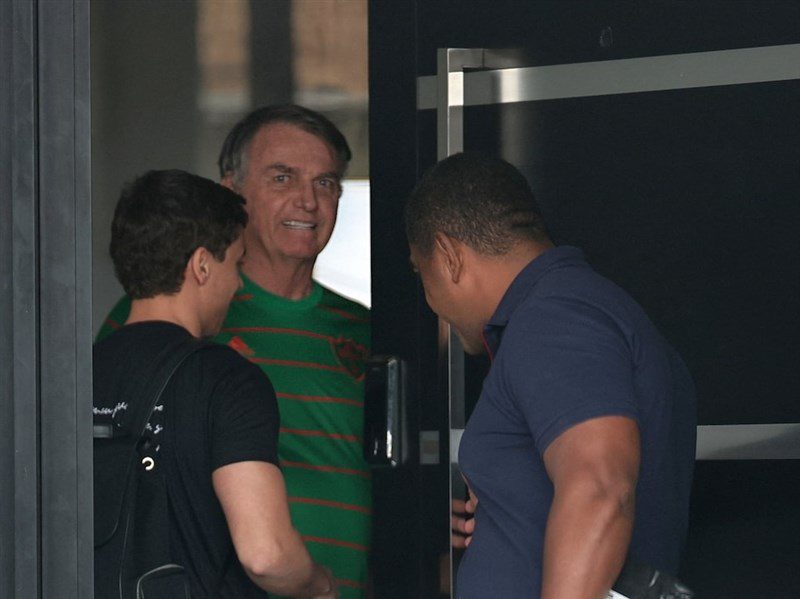 巴西前總統波索納洛遭拘留 法官憂利用守夜活動潛逃 巴西前總統波索納洛遭拘留 法官憂利用守夜活動潛逃