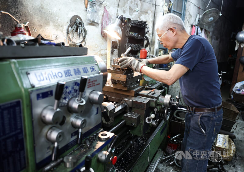 圖為台北市的製造加工業者。（中央社檔案照片）