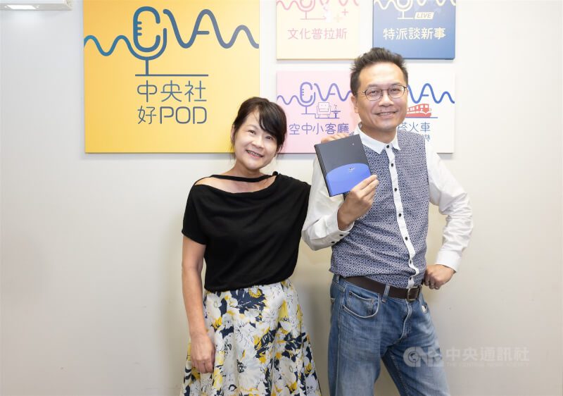 歌手羅思容（左）與主持人邱祖胤(右)分享新專輯《女兒的九十九種藍》，暢談她的藝術生命歷程。中央社記者謝佳璋攝 114年8月26日