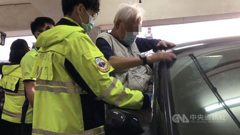 78歲王姓男子（右）26日在基隆市信二停車場啟動車輛時，儀表板顯示鑰匙無法使用同時將車門上鎖無法開啟，消防員獲報到場破窗救人，所幸人員平安無恙。中央社記者王朝鈺攝　114年11月26日