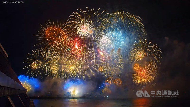 停路肩看煙火最高罰新台幣6000元。（中央社檔案照片）