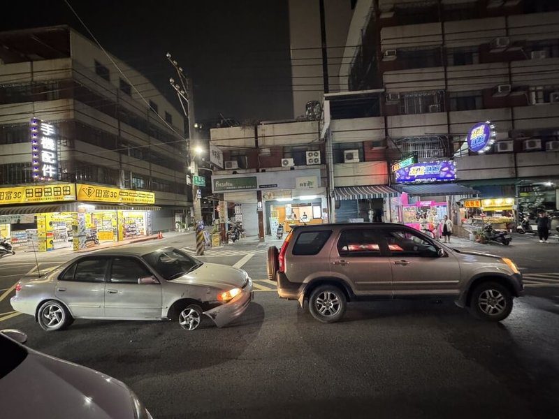 高雄李姓男子26日晚間駕駛自小客車追撞停等紅燈自小客車，但警方發現李男車輛前輪脫落，李男供稱是因在國道擦撞分隔島繼續行駛，警將調查是否涉及前案肇逃，並依規開罰。（高市三民二警分局提供）中央社記者洪學廣傳真　114年11月27日