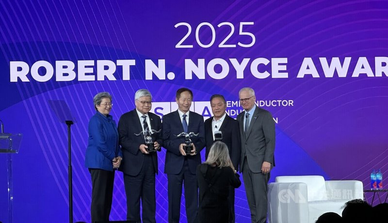 台積電前董事長劉德音（中）20日在矽谷與台積電董事長暨總裁魏哲家（左2）共同獲頒羅伯特諾伊斯獎（Robert N. Noyce Award），劉德音說，過去30年與台積電夥伴並肩工作是畢生榮幸。中央社記者張欣瑜聖荷西攝　114年11月21日