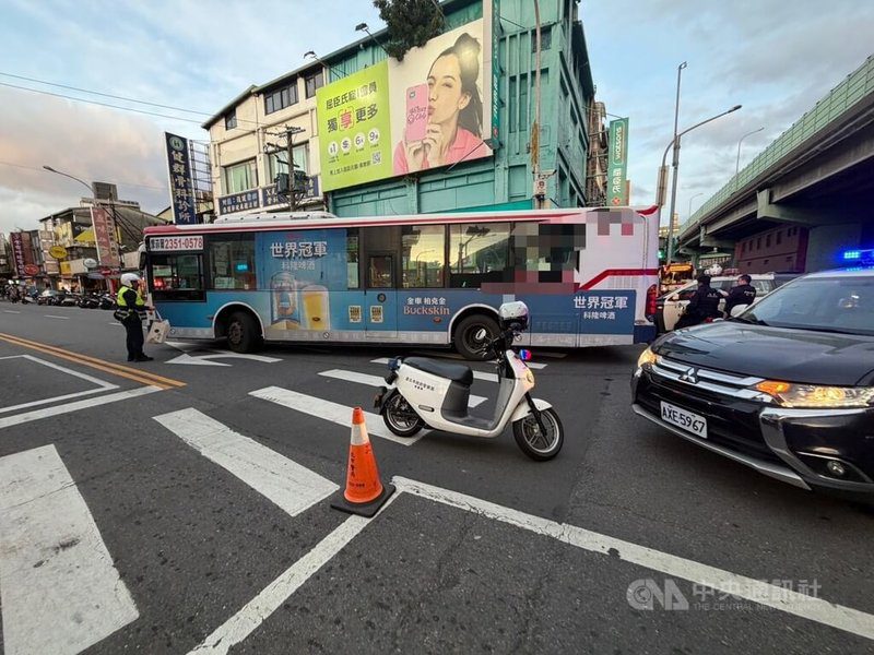 台北市士林區26日發生公車撞死人事件，一輛公車行經士林區中正路、延平北路路口時不慎碰撞一名沿行人穿越道行進的老翁，導致老翁傷重送醫不治，公車駕駛後續將依過失致死罪送辦。（翻攝照片）中央社記者黃麗芸傳真 114年11月26日