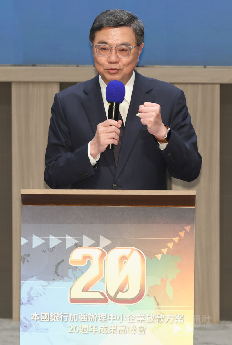 行政院長卓榮泰25日出席「本國銀行加強辦理中小企業放款方案20週年成果高峰會」並上台致詞。中央社記者趙世勳攝 114年11月25日