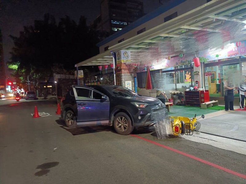 台中市簡姓男子24日晚間開車行經北區太原六街時，突然昏迷失去意識，車輛向前滑行，撞上正在停放機車準備接小孩下課的陳姓女子。簡男送醫急救；陳女手腳挫傷，幸無大礙。（民眾提供）中央社記者郝雪卿傳真　114年11月24日