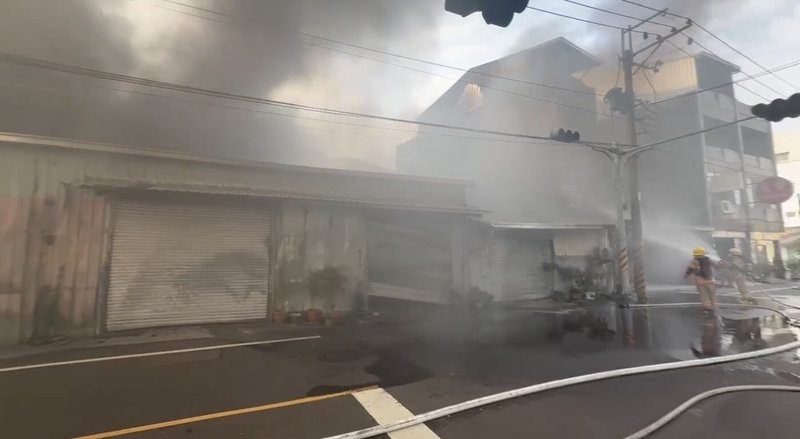 台南市安南區某間鐵皮倉庫26日下午發生火警，現場濃煙密布且有延燒狀況，消防人員獲報趕赴現場灌救中。（台南市消防局提供）中央社記者張榮祥台南傳真　114年11月26日