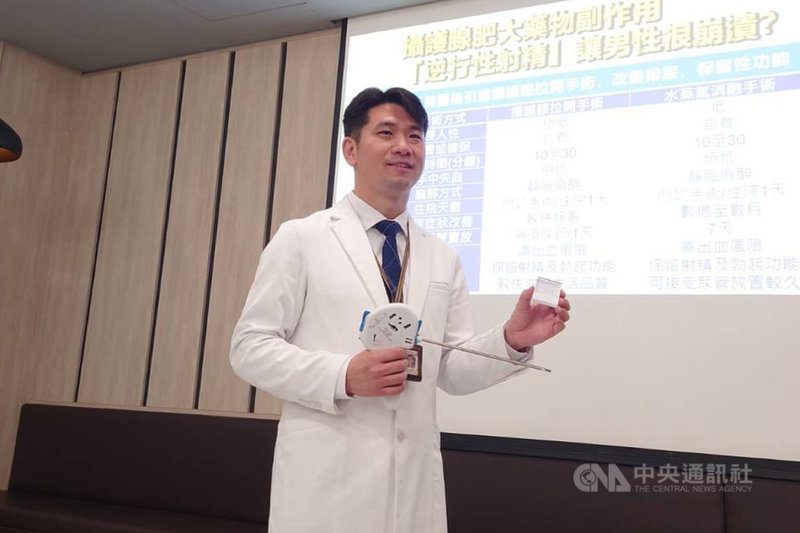 奇美醫院泌尿外科主治醫師林才揚（圖）25日在院內衛教宣導會表示，攝護腺拉開手術是不切除攝護腺組織的微創手術。中央社記者楊思瑞攝 114年11月25日