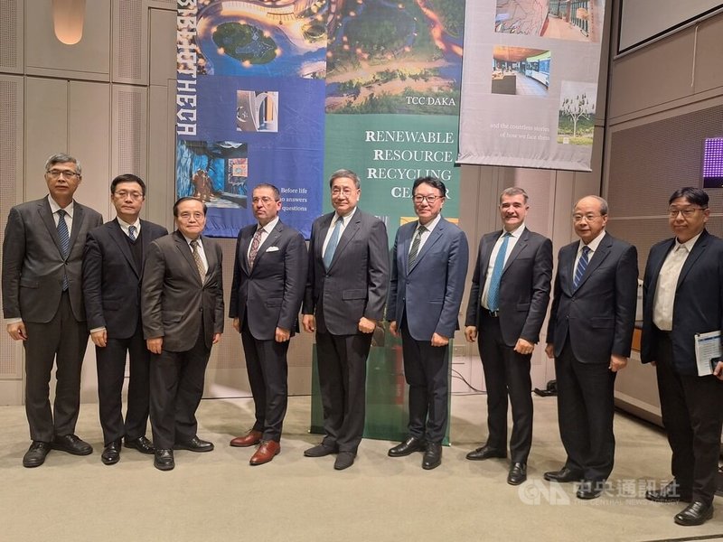 台泥27日舉辦法說會，台泥董事長張安平（中）與公司一級主管出席談展望。中央社記者何秀玲攝　114年11月27日