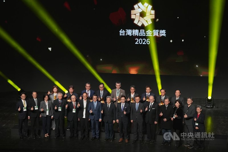 經濟部國際貿易署主辦第34屆台灣精品獎，26日在台北表演藝術中心頒獎，經濟部長龔明鑫（前左8）與外貿協會董事長黃志芳（前左9）出席並與金質獎獲獎企業代表合影。中央社記者徐肇昌攝　114年11月26日