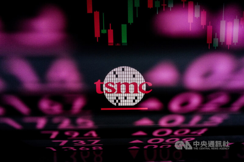 台股28日盤中一度漲逾200點，尾盤受台積電最後一盤賣壓影響，終場僅漲71.95點，收27626.48點，漲幅0.26%。（中央社檔案照片）