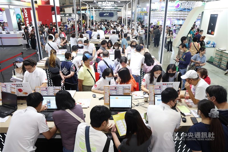 國發會發布10月景氣燈號續亮代表景氣「趨熱」的黃紅燈。（中央社檔案照片）