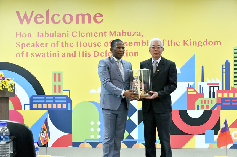 台灣中油董事長方振仁（右）致贈史瓦帝尼眾議院議長馬布札「出磺坑井架與抽油機模型」，作為史國代表團參訪桃園煉油廠紀念。（台灣中油提供）中央社記者曾筠庭傳真　114年11月24日