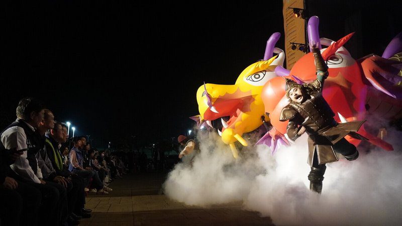 「紙風車368鄉鎮市區兒童藝術工程－永續啟航」日前分別在彰化縣大興國小、嘉義縣民雄國中及朴子市公所前廣場演出兩廳院劇場版「台灣幻想曲」，3場吸引近6000名親子觀眾熱情參與。（紙風車文教基金會提供）  中央社記者趙靜瑜傳真　114年11月24日