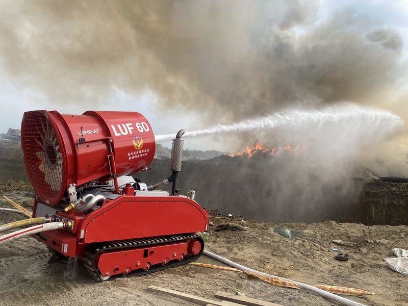 嘉義市消防局26日下午獲報，湖子內環保用地資源回收物暫置場發生火警、濃煙直竄天際，消防到場布設水線並出動2部救災機器人（圖），目前火勢已獲控制。（嘉義市消防局提供）中央社記者姜宜菁傳真　114年11月26日