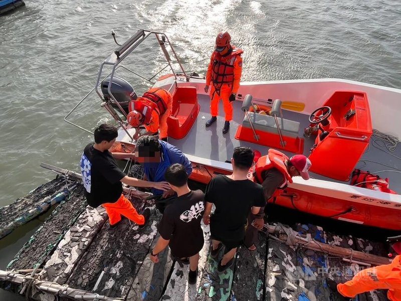 海巡署第四岸巡隊東石安檢所25日下午發現「福良號」漁船於紅燈塔外海域疑似擱淺，隨即派員出動救援，協調友好漁民支援，成功將受困漁民平安救回。中央社記者蔡智明攝　114年11月26日