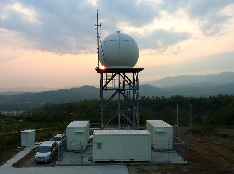 國研院海洋中心位於高雄市杉林區的雙偏極化都卜勒氣象雷達，為國內災害氣象研究的重要觀測基礎。國研院25日表示，隨階段性觀測任務告一段落，為使科研資源持續發揮價值，並深化國內氣象觀測能量，將此氣象雷達捐贈給國立中央大學地球科學院。（國研院提供）中央社記者趙敏雅傳真　114年11月25日