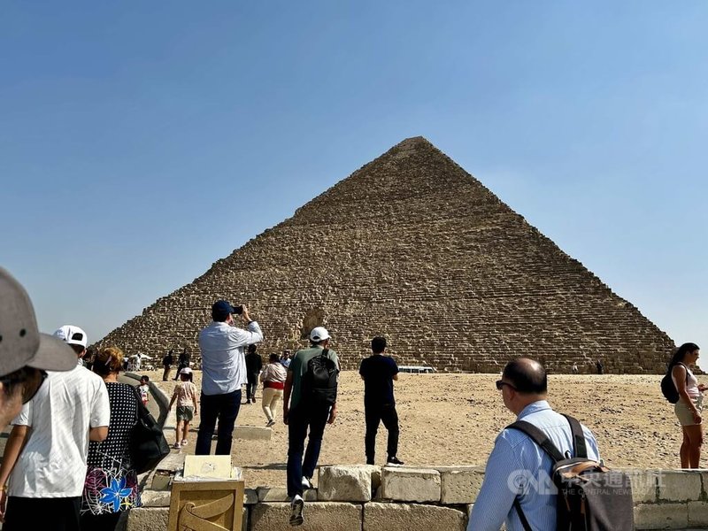 埃及武裝部隊目前與希臘等5國軍隊，在埃及進行「美杜莎-14」聯合軍演。不同參演國的傘兵部隊攜帶國旗飛越吉薩金字塔，並自由落體跳傘，以訓練各部隊間的協調性和凝聚力。中央社記者施婉清開羅攝  114年11月26日