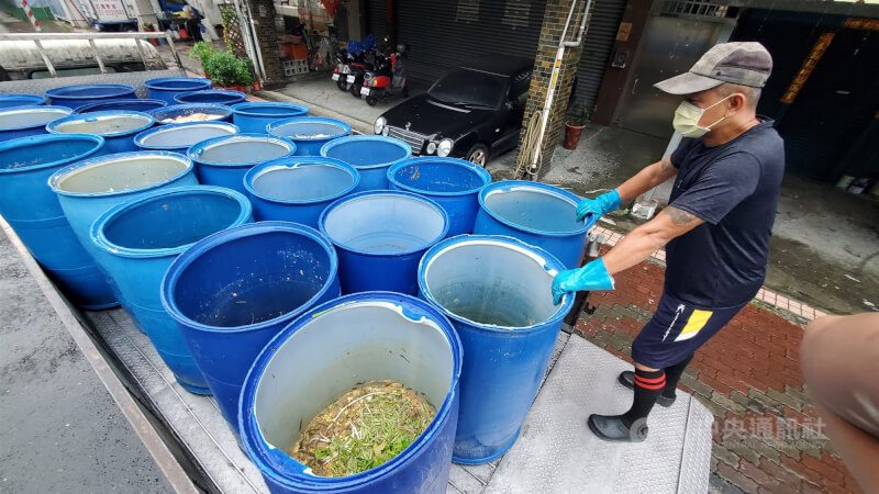 圖為高雄廚餘清運業者前往餐飲業運載廚餘堆肥桶，清運到環保單位指定地點。（中央社檔案照片）
