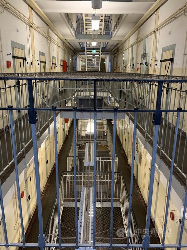 德國傳統封閉式監獄走廊。圖為東德時期關押政治犯的包曾(Bautzen)監獄，現為紀錄冷戰時期東德威權統治的人權紀念館。中央社記者林尚縈包曾攝 114年11月27日