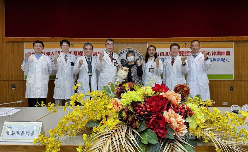 心跳太慢可能昏厥或猝死，台灣年逾7500人裝心律調節器治療保命，但已上市機型有易感染、對象受限等問題，台大醫院25日發表國內首批「雙腔無導線心律調節器」成果，降傳統風險，且心房心室同步，心跳更規則。中央社記者沈佩瑤攝　114年11月25日