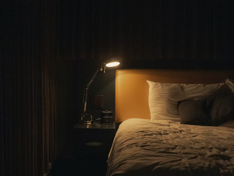 研究顯示長期在亮光環境中入睡，罹患第2型糖尿病的風險最高可能增加67%。圖為示意圖。（Unsplash圖庫）