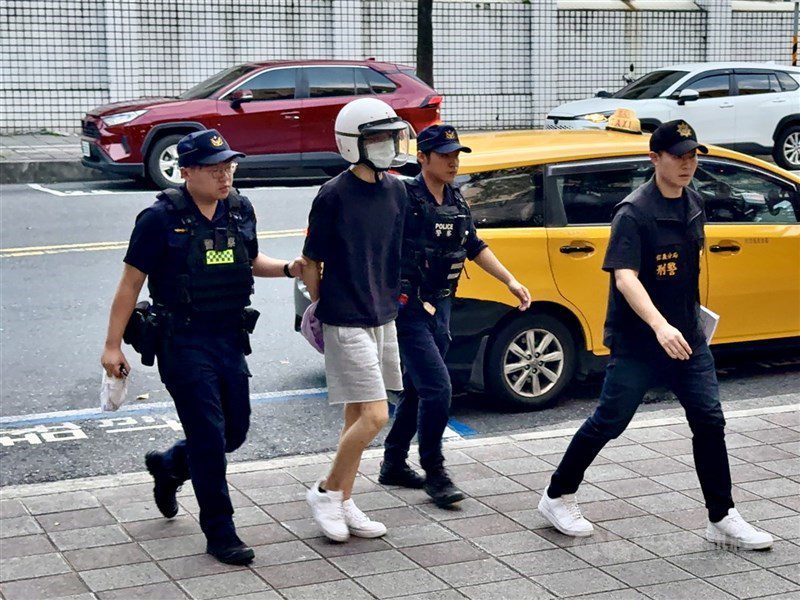 台北市信義區商場地下停車場情殺案，引發各界高度關注，警方7月31日凌晨將涉案劉姓男子（左2）逮捕到案，訊後依殺人罪嫌移送台北地檢署偵辦。（中央社檔案照片）